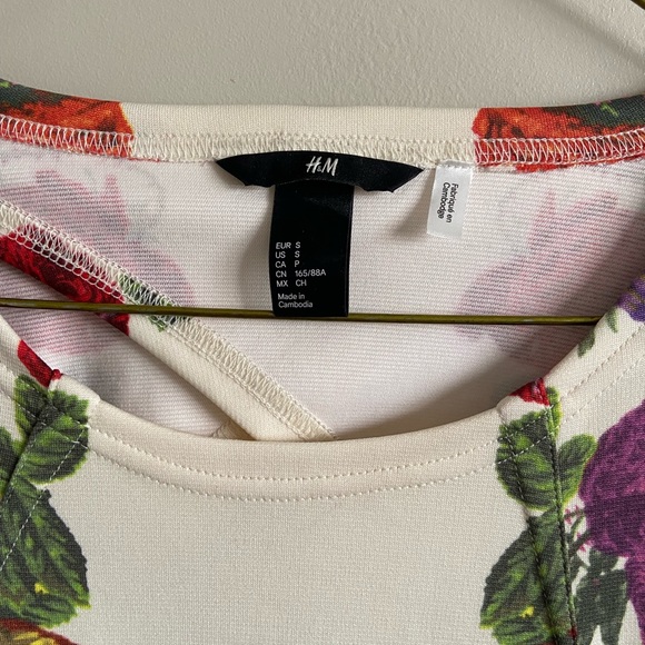 H&M Floral Dress with partial open back - Picture 4 of 10